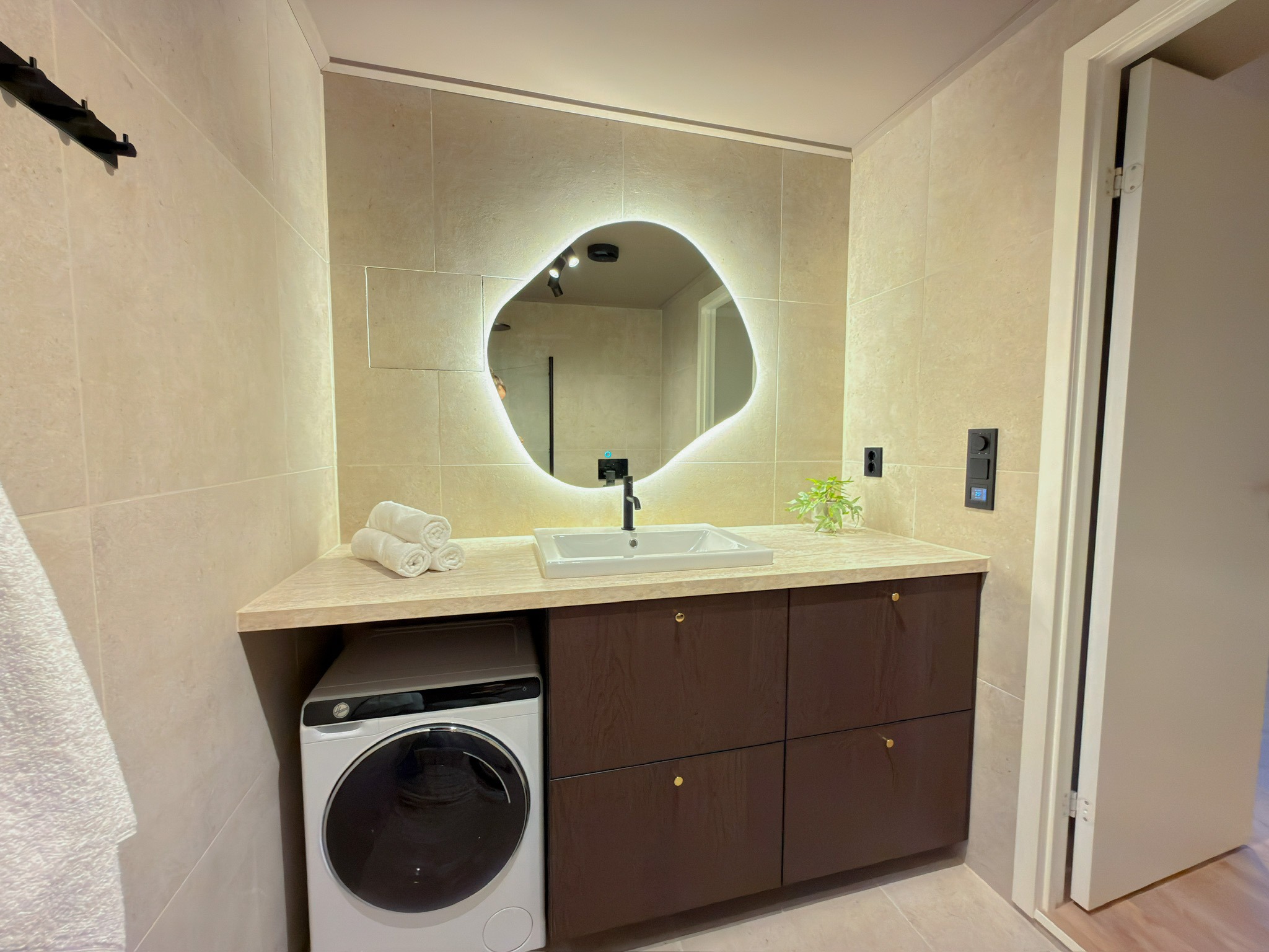 Vaskemaskin og mye oppbevaring